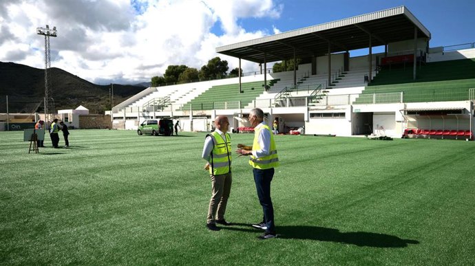 Imagen del presidente de la Diputación de Almería, José Antonio García Alcaina, y el alcalde de Olula del Río, Antonio Martínez Pascual, visitando el Campo de Fútbol del Polideportivo Municipal José Juan Rodríguez.
