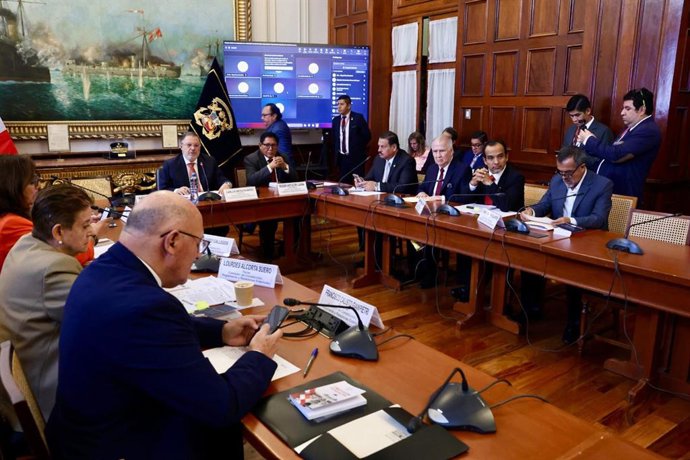 Perú.- Senado: Comisión de Constitución continuará mañana con debate de facultades legislativas