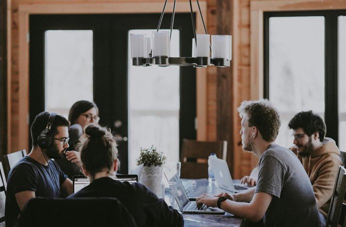 Recurso de empleados trabajando con ordenadores portátiles