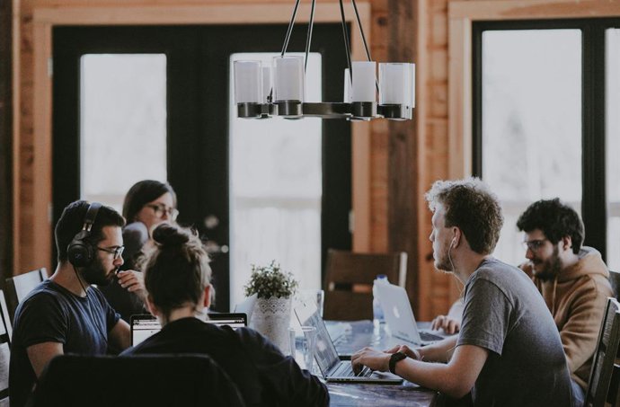 Recurso de empleados trabajando con ordenadores portátiles