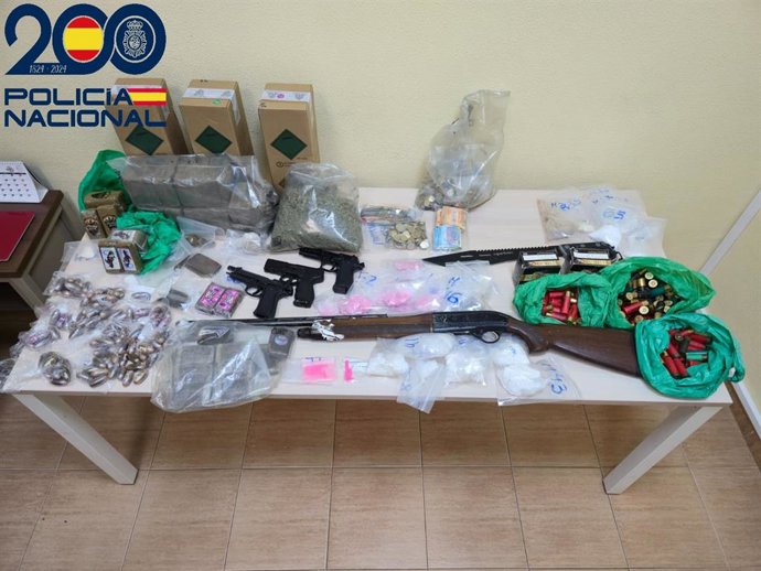 Droga, dinero y armas simuladas incautadas por la Policía Nacional tras los registros domicilarios