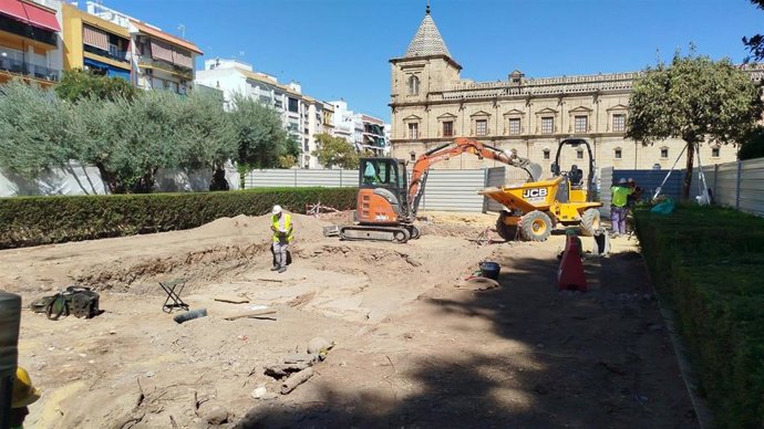 Imagen del traslado de cinco ombúes a los Jardines del Parlamento.