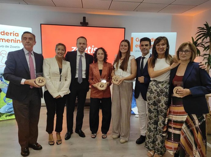 Foto de familia de responsables de Zoetis y premiadas con los galardones 'Ganadería en Femenino'.