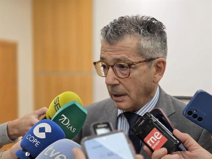 El fiscal superior de Extremadura, Francisco Javier Montero Juanes, atiende a los medios
