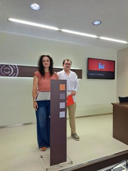La diputada de IU Aragón, Marta Abengochea, y el responsable de Modelo Productivo y Medio Ambiente de IU Aragón, Jesús García Usón.