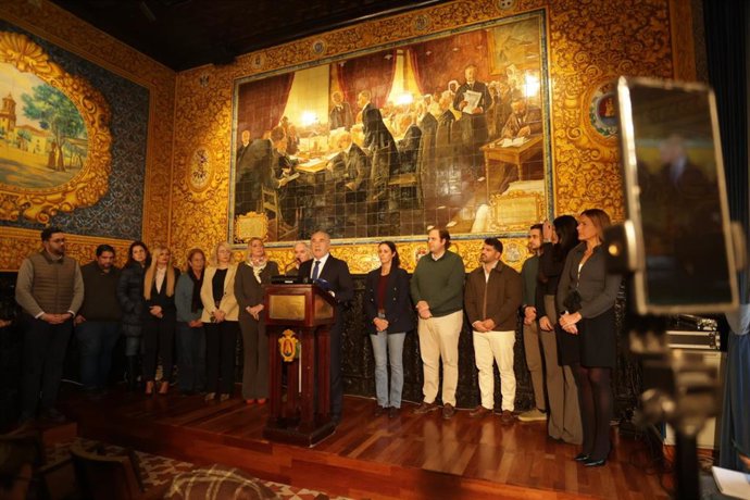 Archivo - El alcalde de Algeciras, José Ignacio Landaluce (c), junto al resto de concejales del PP, donde 12 de ellos han dimitido y tres mantienen su apoyo. ARCHIVO.