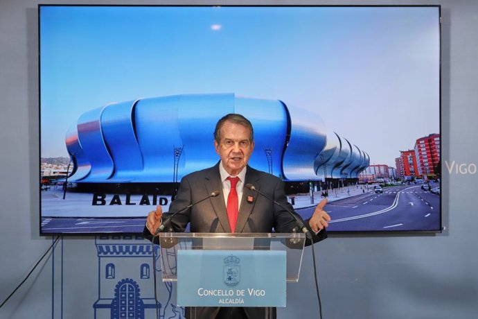 El alcalde de Vigo, Abel Caballero, frente a una imagen del estadio municipal de Balaídos.