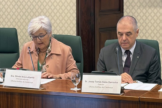 La directora de la OAC, Olinda Anía, y el directo de la OAC, Josep Tomàs Salàs, en una comparecencia este jueves ante la Comisión de Asuntos Institucionales del Parlament de Catalunya