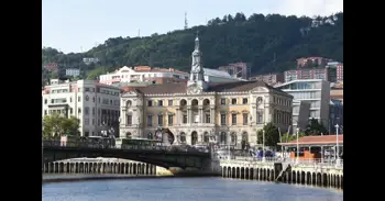 El neurocientífico Kris De Meyer, el Ayuntamiento de Bilbao y el divulgador Gotzon Mantuliz, Premios Ecovidrio 2026