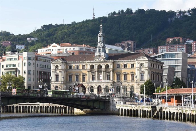 El neurocientífico Kris De Meyer, el Ayuntamiento de Bilbao y el divulgador Gotzon Mantuliz, Premios Ecovidrio 2026.