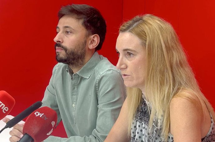 El procurador del PSOE en las Cortes Fran Díaz (i) y la secretaria provincial de Educación, Erica Polo