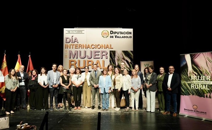 Foto de familia de la clausura de la jornada sobre la mujer rural que se ha celebrado en Olmedo.