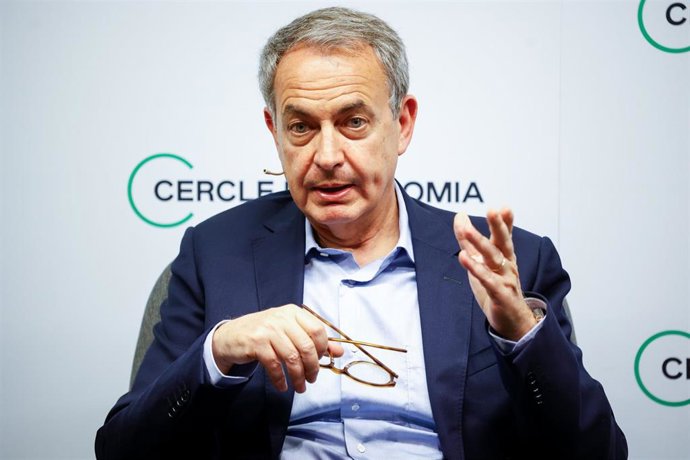 Archivo - El expresidente del Gobierno José Luis Rodríguez Zapatero presenta su libro 'Crónica de la España que dialoga', en el Cercle d'Economia, a 22 de abril de 2024, en Barcelona, Catalunya (España). 