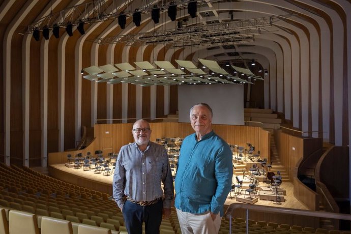 El director artístico de Les Arts, Jesús Iglesias (i), y el director musical, Sir Mark Elder (D).    
