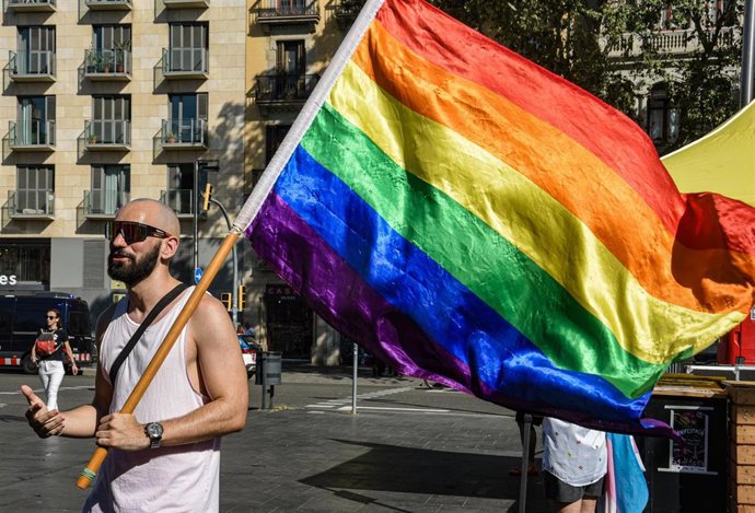 Archivo - Una persona con la bandera arcoíris  