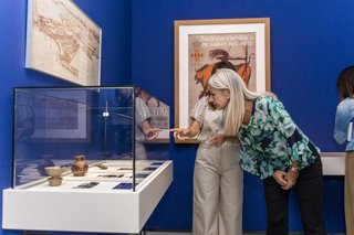 La consejera de Cultura, Patrimonio Histórico y Deporte de la Junta de Andalucía, Patricia del Pozo, durante su visita a la exposición 'Luis Siret. Hechos, no palabras' en el Museo de Almería.