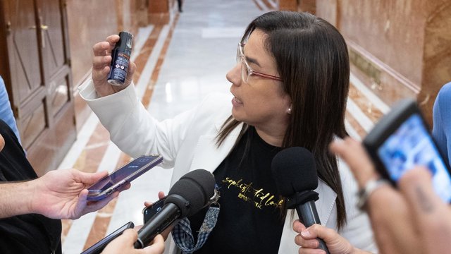 La diputada del PP, Ana Vázquez, tras ser expulsada por llevar un bote de gas pimienta durante una sesión de control al Gobierno, en el Congreso de los Diputados, a 23 de septiembre de 2026