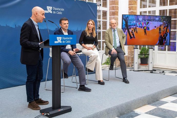 Almudena Martínez, presidenta de la Diputación de Cádiz; Bruno García, alcalde de Cádiz; y Rafael Sánchez Saus, viceconsejero de Turismo, Justicia, Desregulación y Administración Local de la Junta de Andalucía, en la presentación del South Series