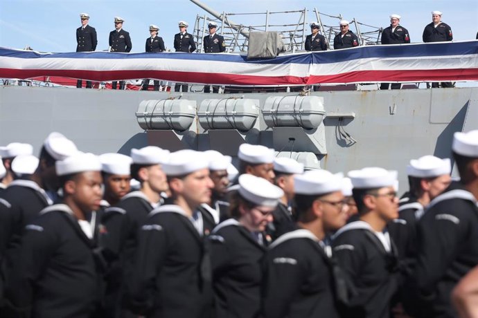 La tripulación del destructor 'USS John Basilone' (DDG 122) en la recepción oficial en la Base Naval de Rota (Cádiz)