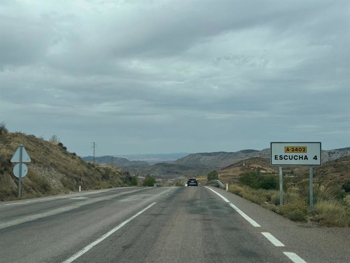 Carretera autonómica A-2402 en el término municipal de Escucha (Teruel).