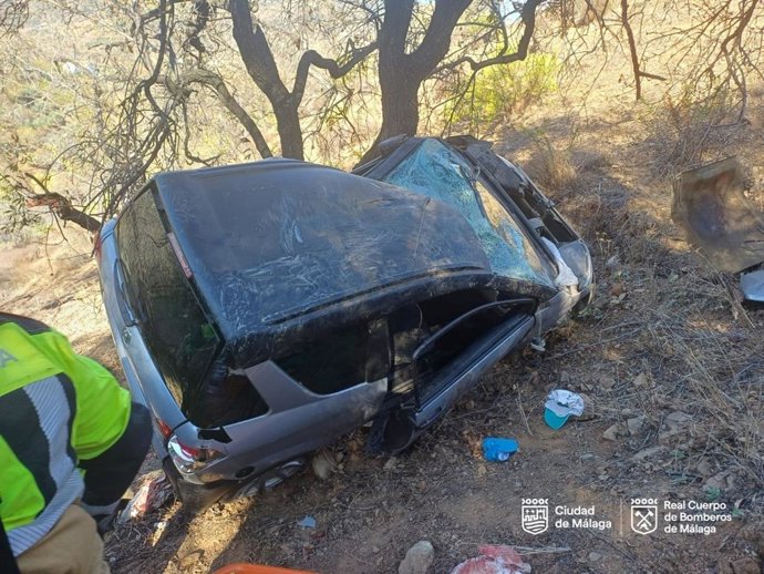Vehículo accidentado tras caer por un desnivel de unos 50 metros en Málaga