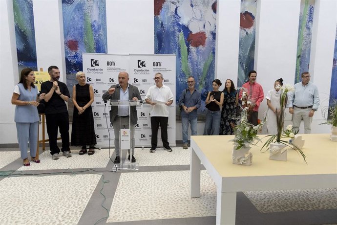 Gabriel Duque interviene en la inauguración en el Centro de Arte Contemporáneo Rafael Botí de la muestra ‘Flor Es’.