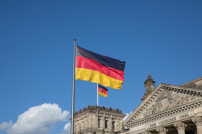 Bandera de Alemania, frente al edificio del Reichstag, sede del Bundestag alemán, en Berlín 