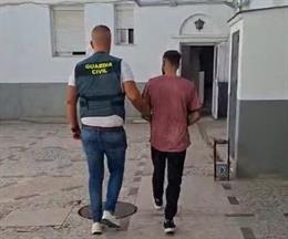 Uno de los detenidos por robar adornos de sepulturas en el cementerio de Nigüelas.