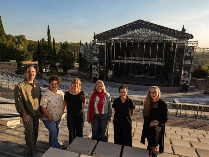 Violeta Hernández e Isabel Albás (centro), con los artistas residentes en el Teatro de la Axerquía.
