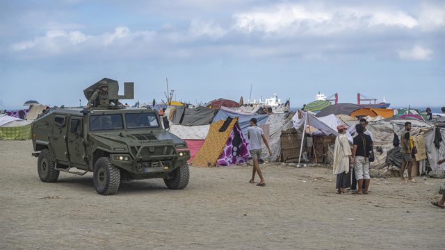 Archivo - Militares patrullan el asentamiento de migrantes en la playa El Trampolín, en Ceuta