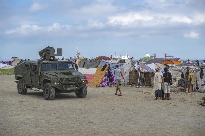 Archivo - Militares patrullan el asentamiento de migrantes en la playa El Trampolín, en Ceuta