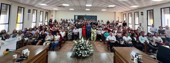 Foto de familia de la sexta edición de las distinciones 'Mujer Rural Axarquía' de la Mancomunidad.