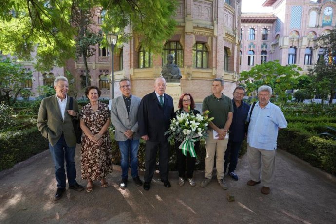 Autoridades y patronos de la Fundación Blas Infante, frente al busto de Rafael Castejón, en los jardines del Rectorado de la Universidad de Córdoba.