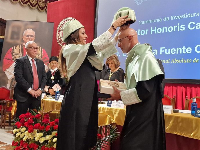 El seleccionador nacional masculino absoluto de fútbol, Luis de la Fuente, flamante campeón del mundo con el equipo español, fue investido este jueves Doctor Honoris Causa por la UCAM.