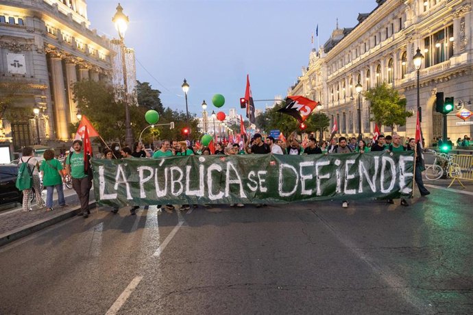 Decenas de personas durante una concentración con motivo de la huelga indefinida en educación, a 14 de octubre de 2026, en Madrid (España). El profesorado de la educación pública de la Comunidad de Madrid ha iniciado hoy una huelga indefinida para reclama