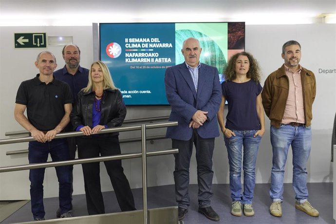 El consejero Aierdi junto a representantes de entidades que participarán en la II Semana del Clima de Navarra.