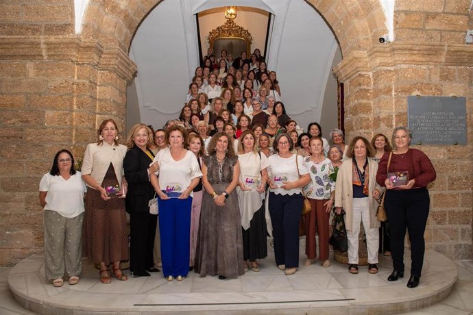 La responsable de Igualdad y Diversidad de la Diputación de Cádiz, Susana Sánchez Toro, junto a integrantes de cinco asociaciones y federaciones de mujeres rurales que han sido reconocidas por la institución provincial.