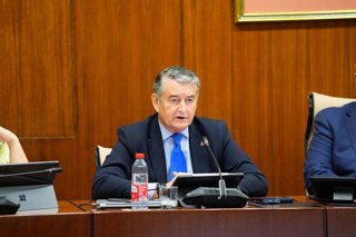 El vicepresidente primero y consejero de Presidencia, Sanidad y Emergencias, Antonio Sanz, en la comisión parlamentaria del 15 de octubre de 2026.