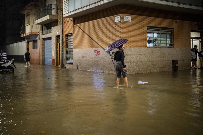 Vecinos del barrio de Bellvitge achican agua en sus casas, a 4 de octubre de 2026, en L'Hospitalet de Llobregat, Barcelona, Catalunya (España).