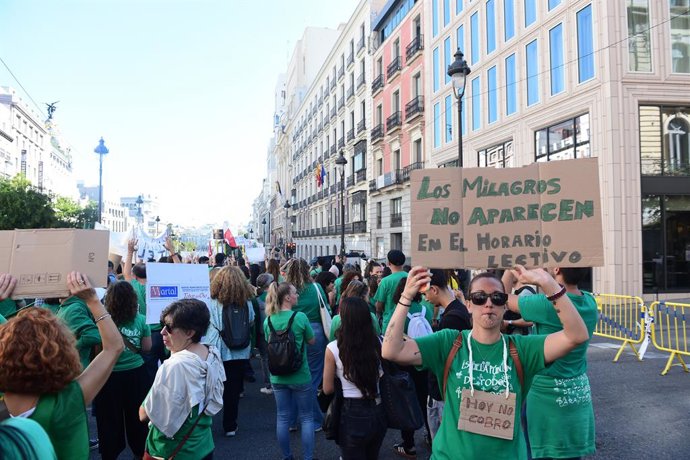 Professores durante uma corrente humana em frente à Secretaria de Educação da Comunidade de Madri, em 15 de outubro de 2026, em Madri (Espanha). Os professores do ensino público da Comunidade de Madri iniciaram ontem, 14 de outubro, uma greve por tempo in