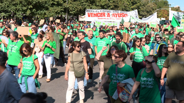 Miles de profesores 'rodean' la Consejería de Educación de Madrid