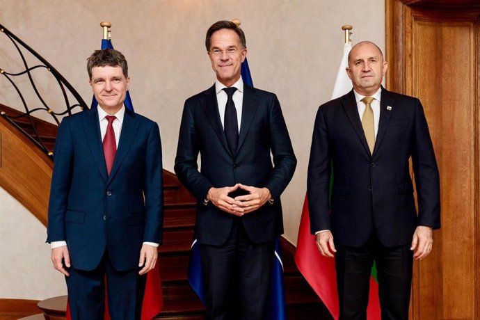 El presidente de Rumanía, Nicusor Dan, el secretario general de la OTAN, Mark Rutte, y el primer ministro de Bulgaria, Rumen Radev, durante una reunión en los márgenes del Consejo Europeo
