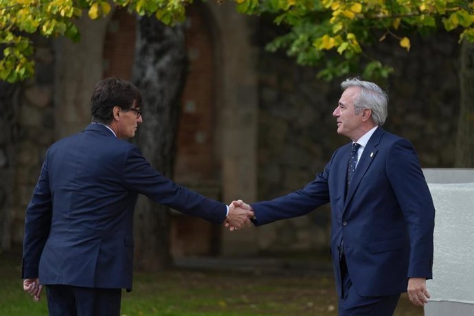 Azcón e Illa saludándose en Poblet