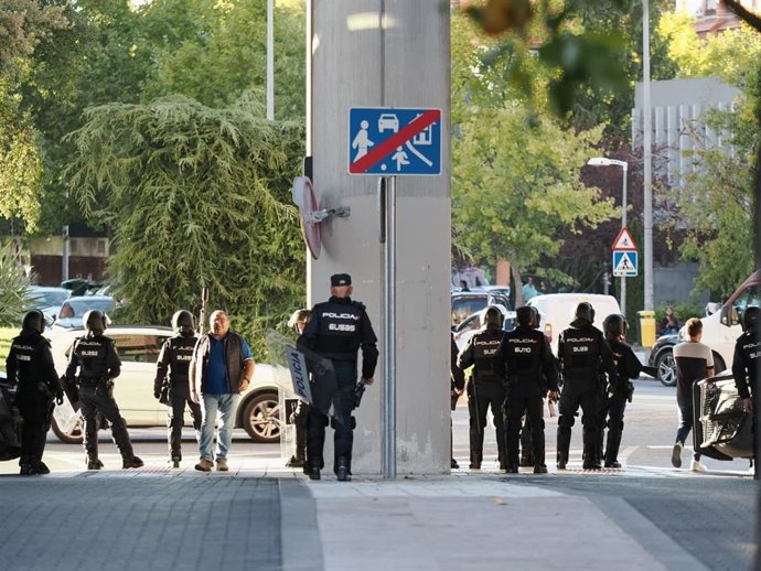 Fuerte dispositivo policial por el acto de Vito Quiles en la Plaza de Yamaguchi, en Pamplona.