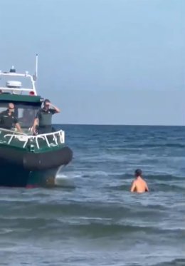 Detenido por robar móviles a varios turistas y huir por el mar hasta quedarse escondido tras una boya en València