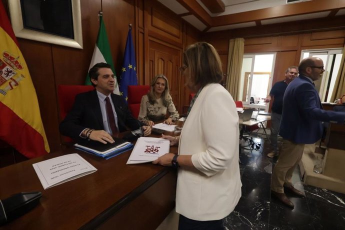 La delegada de Economía y Hacienda del Ayuntamiento de Córdoba, Blanca Torrent, conversa con el alcalde, José María Bellido.