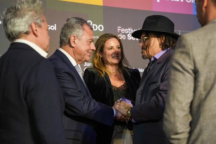 El alcalde de Sevilla, José Luis Sanz, con el actor Johnny Depp.