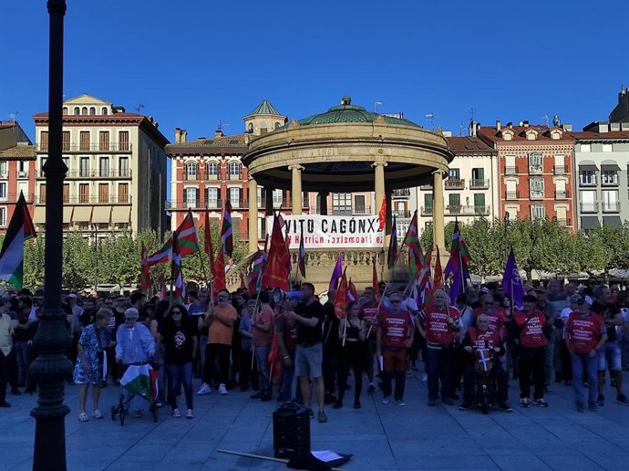 Cientos de personas se concentran en Pamplona contra el acto de Vito Quiles.