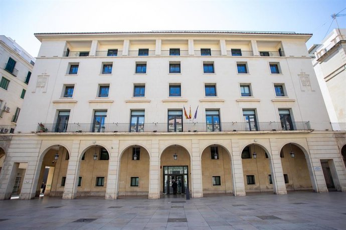 Archivo - Fachada de la Audiencia Provincial de Alicante