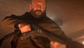 Demencial tráiler de Beekeeper 2 con Jason Statham repartiendo candela al ritmo de Metallica